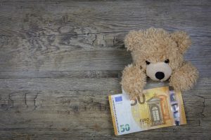 Una famiglia discute la donazione della casa ai figli, con documenti legali e calcolatrice sul tavolo.