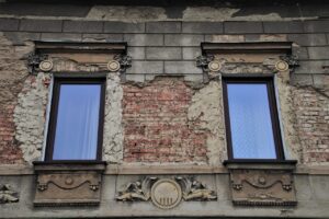 Immagine di un edificio con lavori di ristrutturazione e impalcature, simbolo del Bonus Facciate.