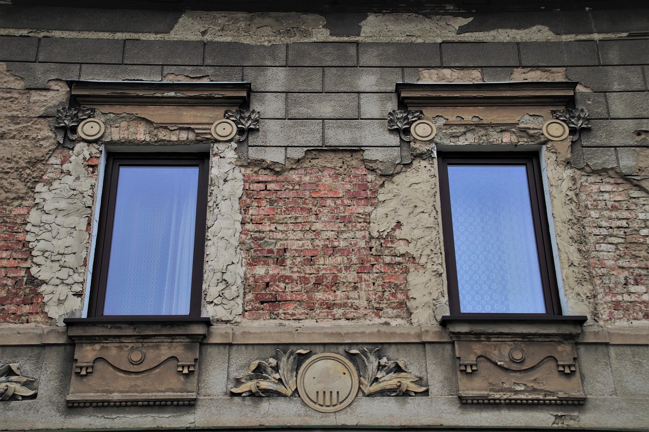 Immagine di un edificio con lavori di ristrutturazione e impalcature, simbolo del Bonus Facciate.