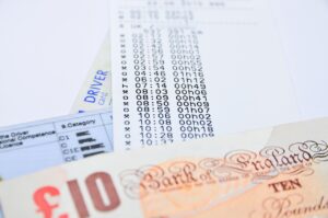 Auto parcheggiata con un avviso di multa sul parabrezza, simbolo delle sanzioni stradali.