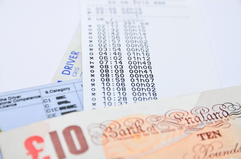 Auto parcheggiata con un avviso di multa sul parabrezza, simbolo delle sanzioni stradali.