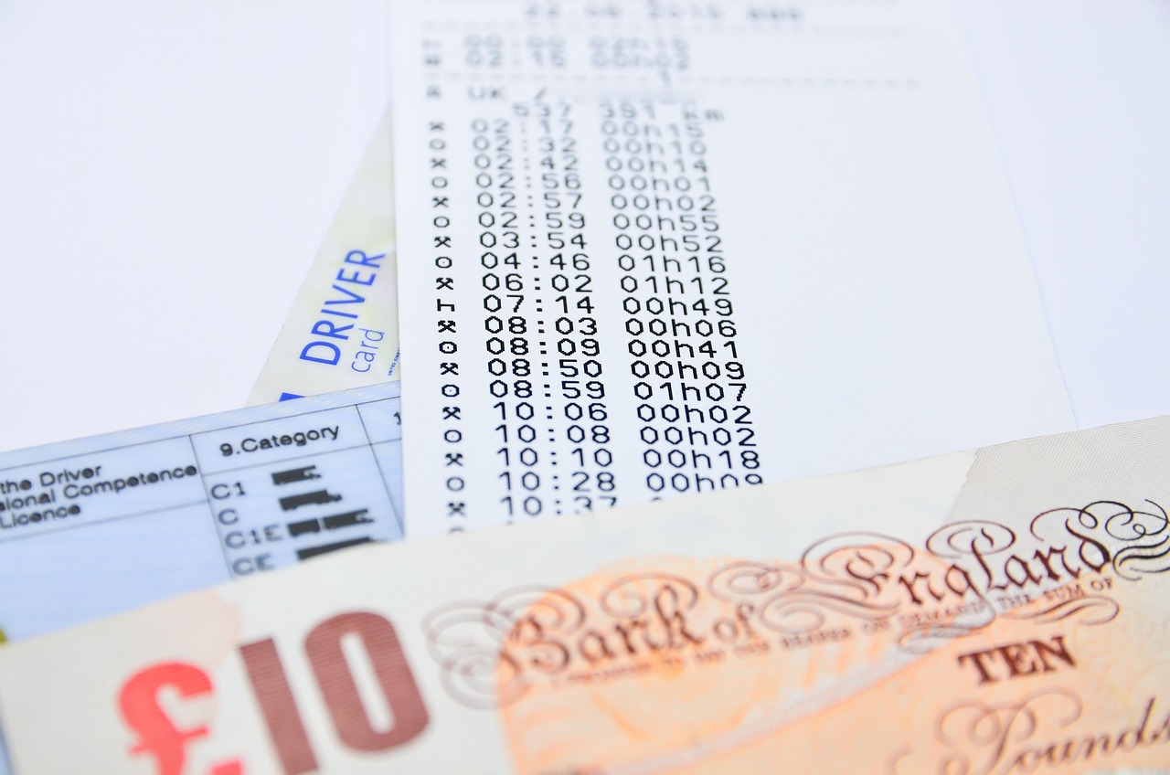 Auto parcheggiata con un avviso di multa sul parabrezza, simbolo delle sanzioni stradali.