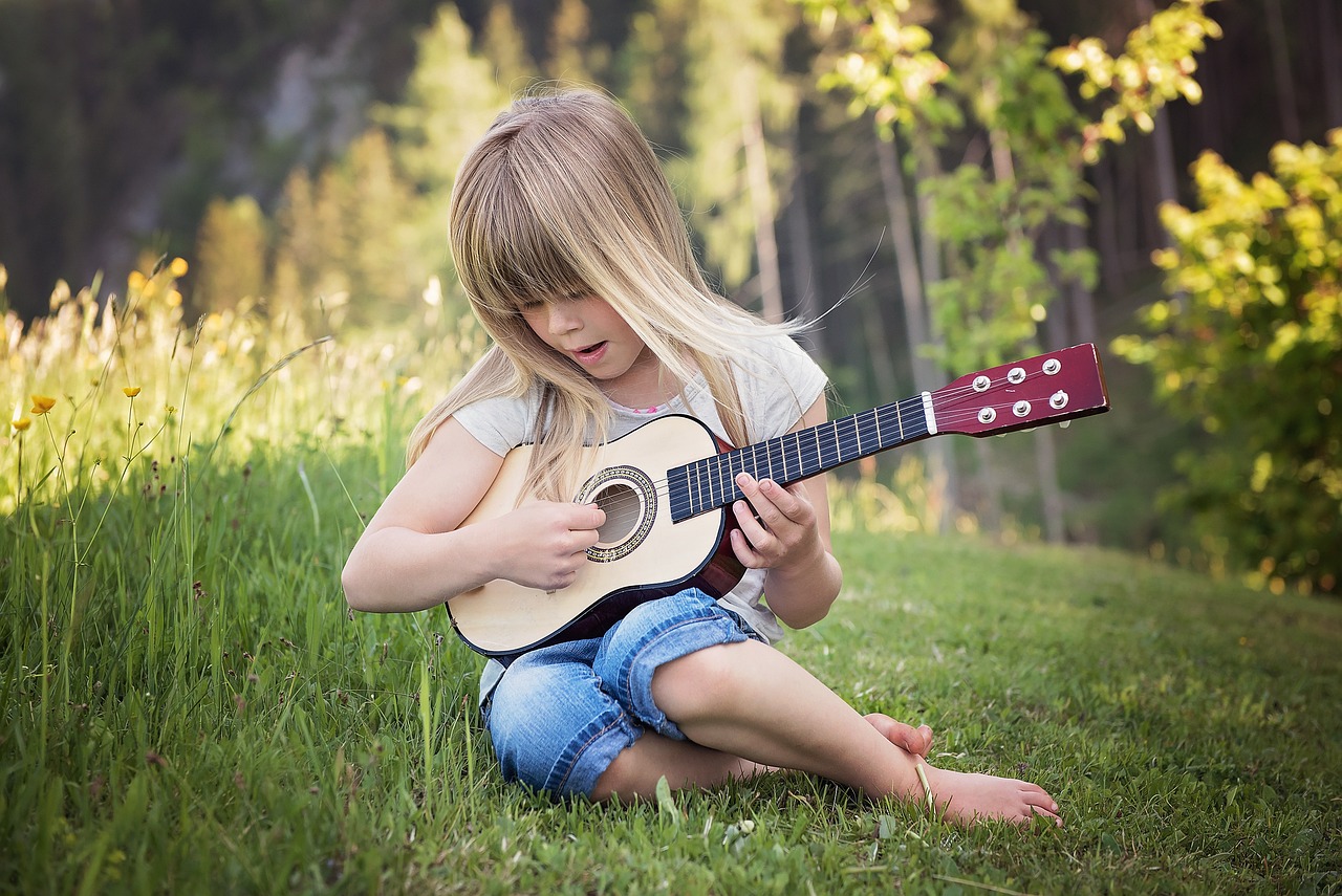 Bambini che suonano strumenti musicali al conservatorio, simbolo del Bonus Musica per famiglie.