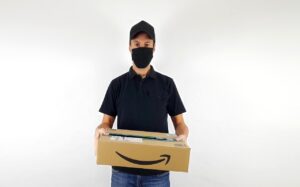 Immagine di un pacco Amazon con un simbolo di interrogazione, rappresenta il problema di un pacco non consegnato.