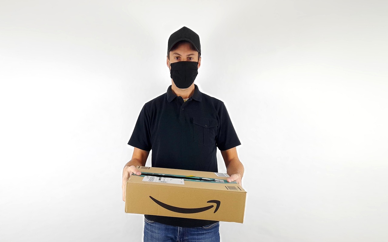 Immagine di un pacco Amazon con un simbolo di interrogazione, rappresenta il problema di un pacco non consegnato.
